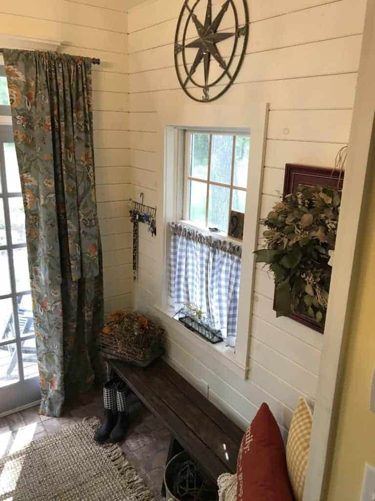 fall decorating entryway